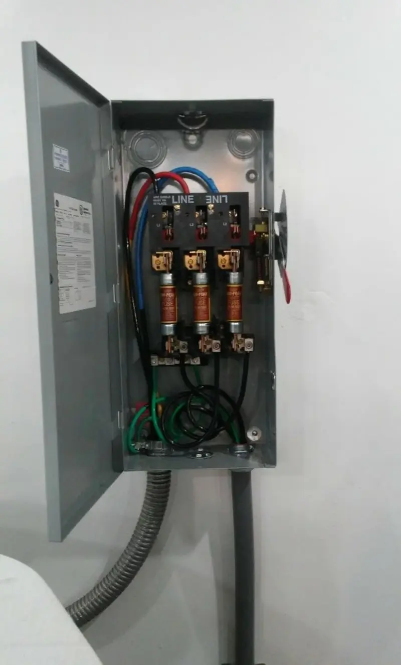 Three-phase disconnect switch installed for Smoke Detector Installation in Rapho